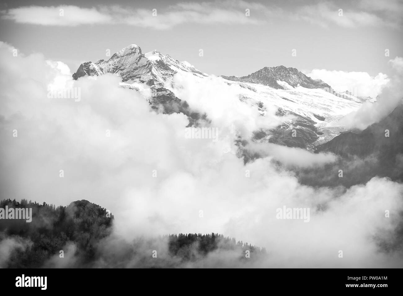 Zu Fuß durch die Jungfrau Region in den Schweizer Alpen während des Monats September 2018. Blick von der Schynige Platte Suchen auf den Eiger. Stockfoto