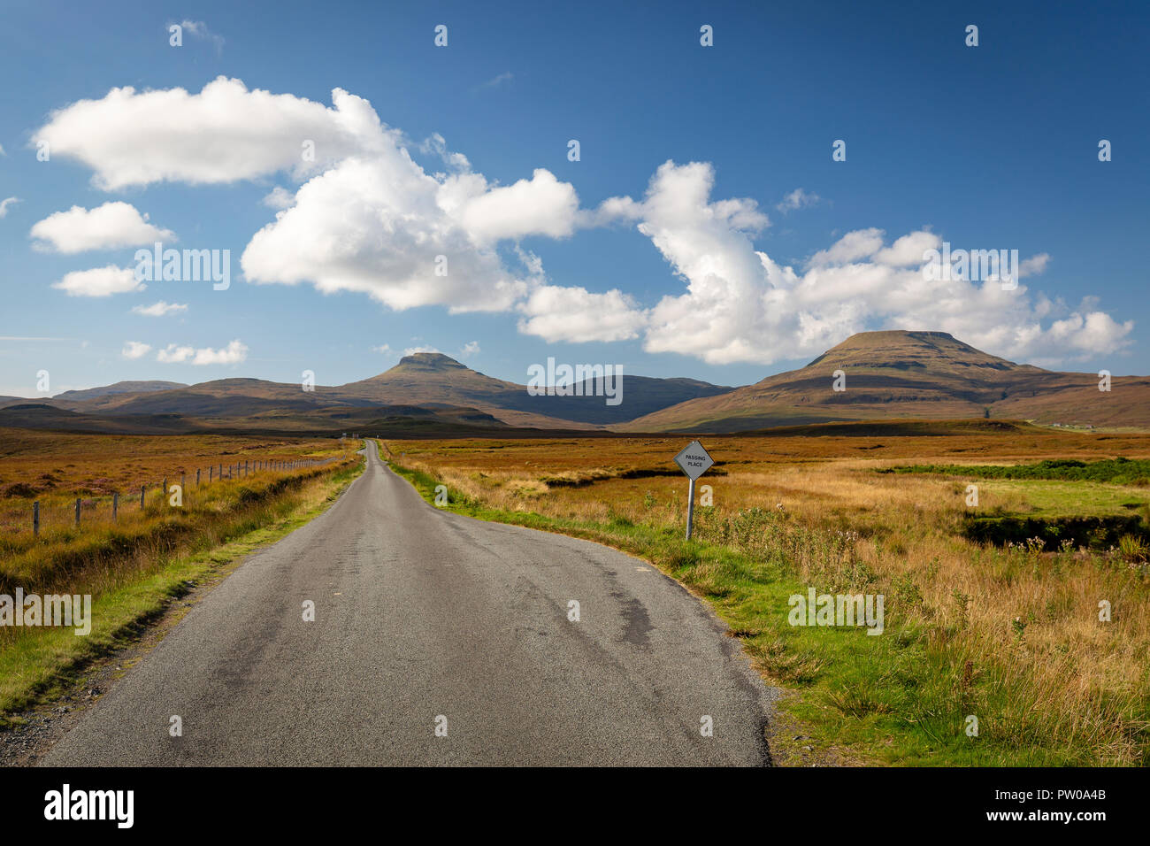 Leer single Track Road in Richtung Hügel in der malerischen Landschaft, Isle of Skye, Schottland Stockfoto