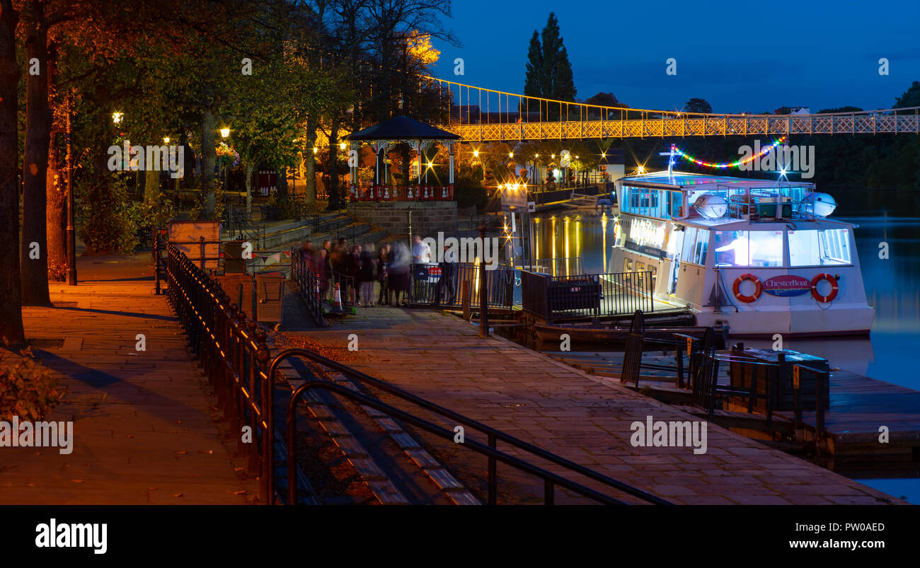 Queens Park Brücke über den Fluss Dee, in Chester, Lady Diana Boot fertig zu verlassen. Bild im Oktober 2018 übernommen. Stockfoto