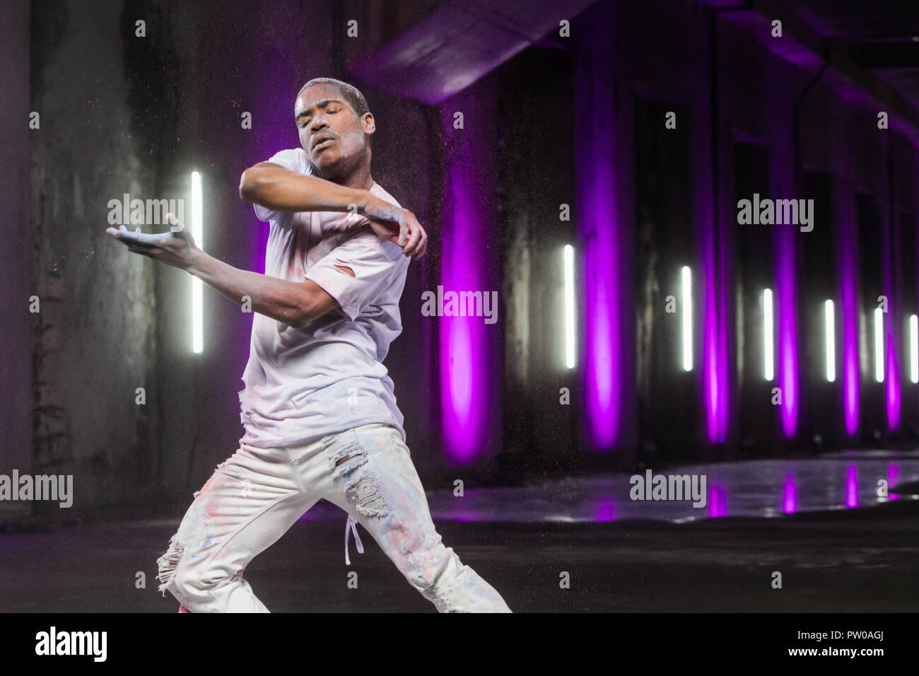 Mann tanzt mit violettem Hintergrund. Stockfoto