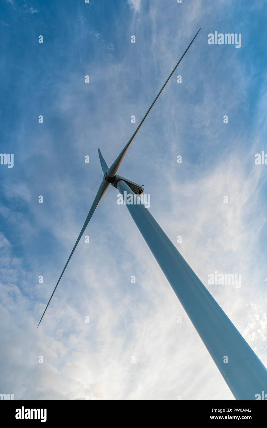 Sommer einsamen Windturbine, betrachtet aus direkt unterhalb, blauer Himmel mit Wolken. Stockfoto