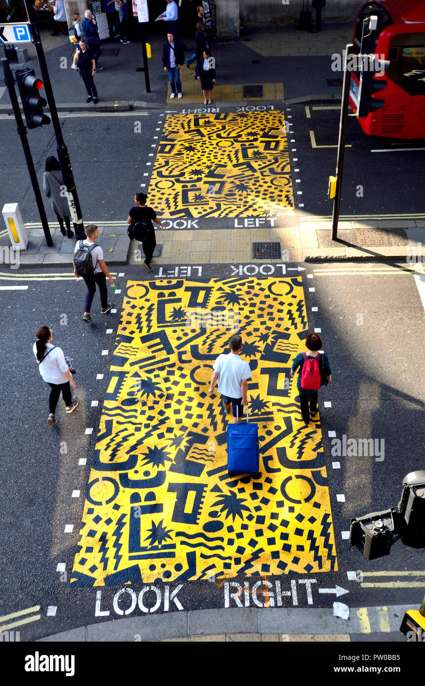 "City Jam" (Eley Kishimoto 2018) Fußgängerzone cossing vom Barbican, Teil der Kulturmeile "Bunten Kreuzungen" Kunstprojekt, London, UK. Stockfoto