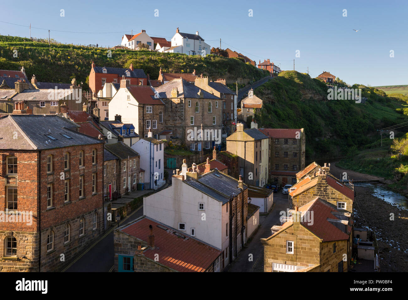 Die schönen historischen Dorf Staithes an der Küste von North Yorkshire, England. Cottages mit Blick auf Staithes Beck. Stockfoto