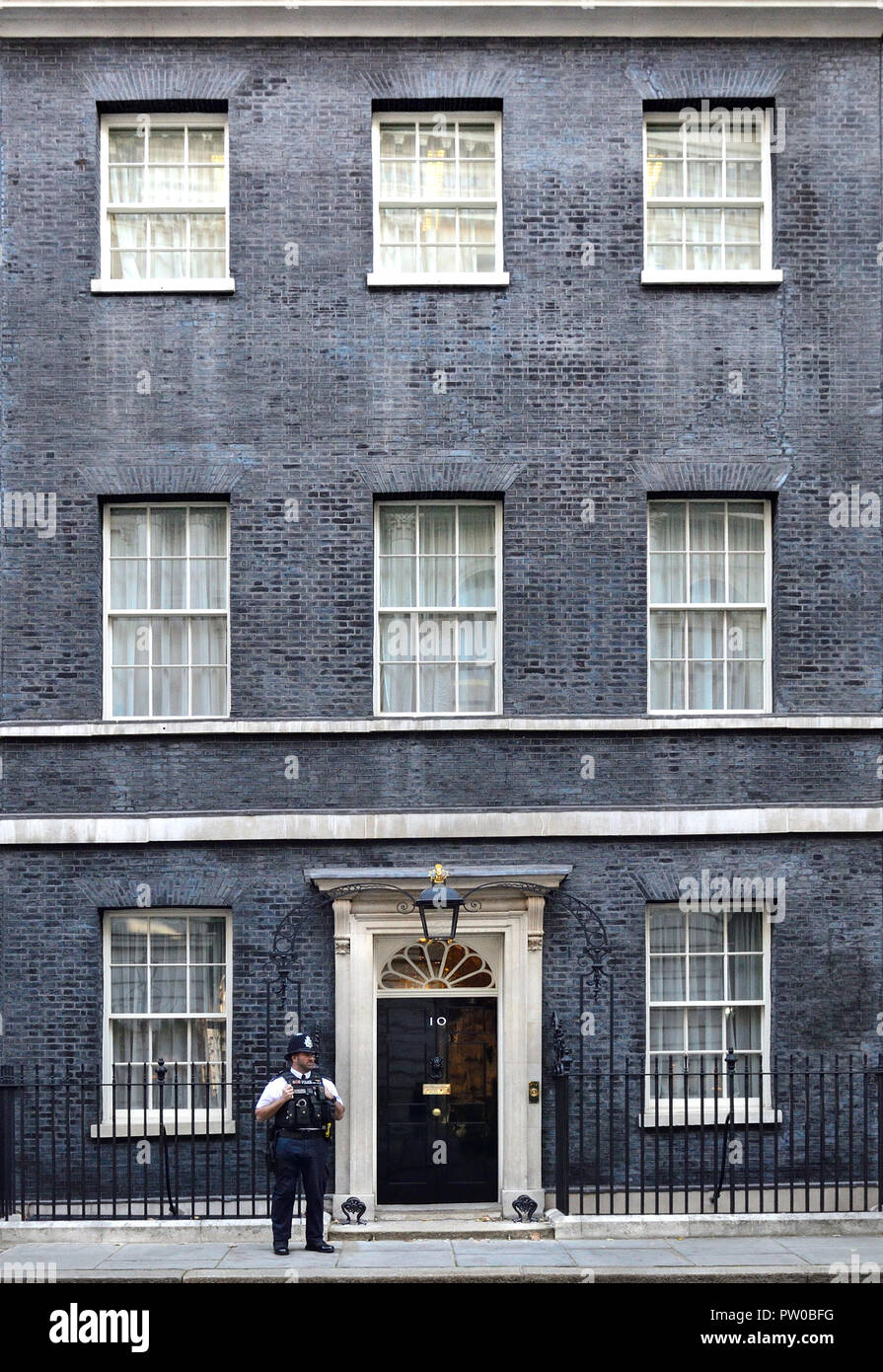 Polizeioffizier, der an der Tür der Nr. 10 Downing Street, London, England, UK. Stockfoto