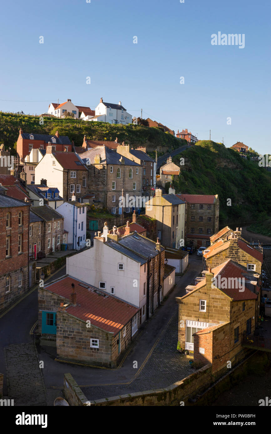 Die schönen historischen Dorf Staithes an der Küste von North Yorkshire, England. Cottages mit Blick auf Staithes Beck. Stockfoto