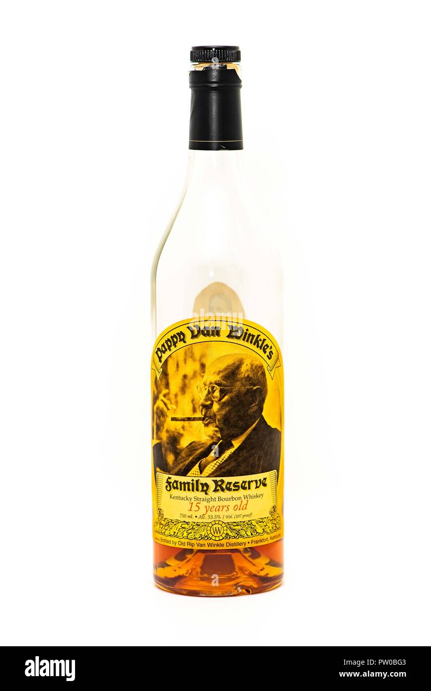Überwiegend eine leere Flasche Pappy van Winkle's Family Reserve 15 Jahre alten Bourbon isoliert. Stockfoto
