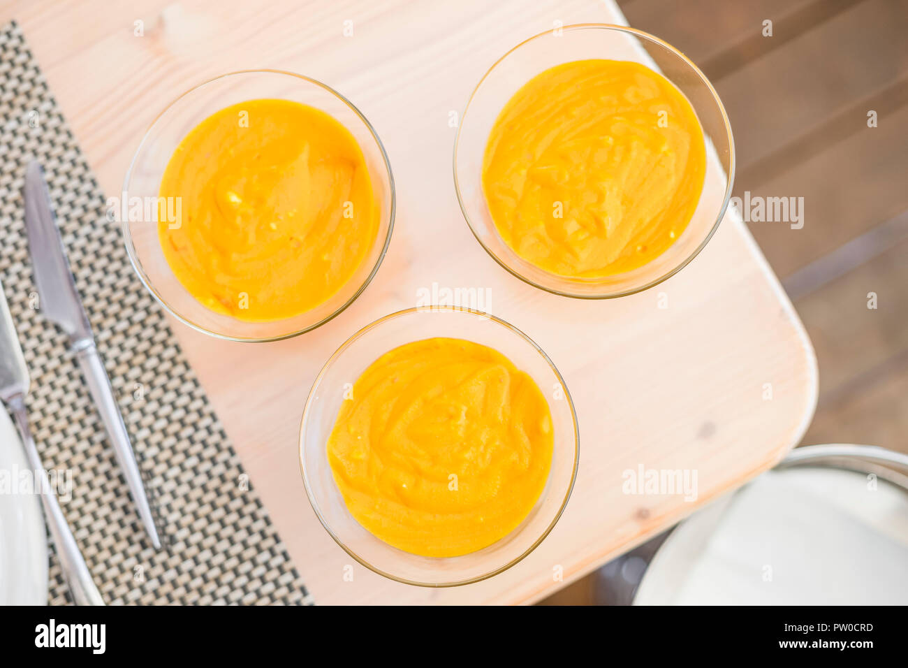 Drei mango Mousse in Glasschalen im Restaurant Stockfoto