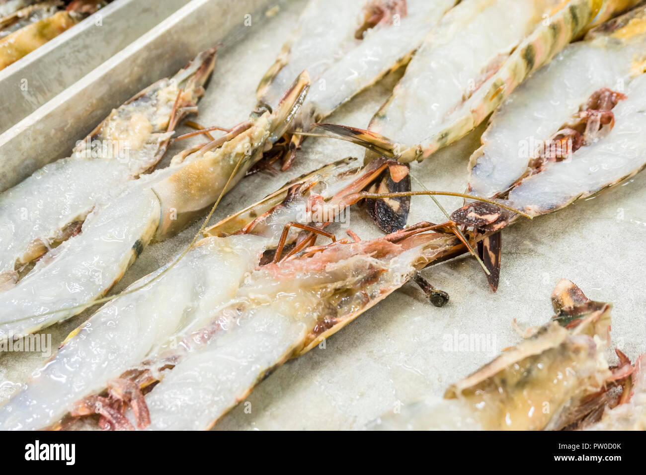 Close-up von Tiger Shrimps in der Hälfte auf Silber Ofen - pan Stockfoto