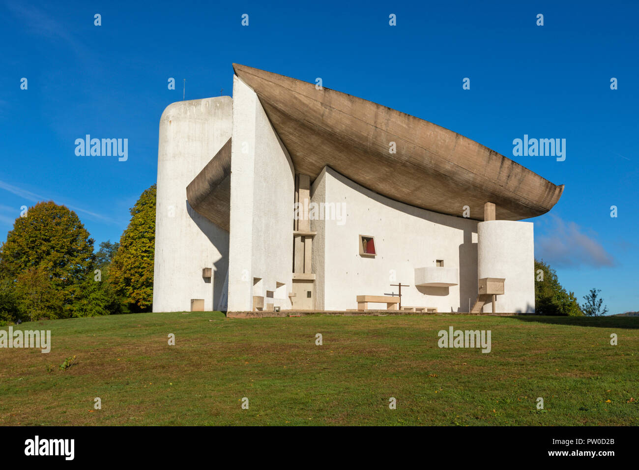 Kapelle von Notre Dame du Haut von Le Corbusier 1955 erbaut von Ronchamp, Bourgogne-Franche-Comté, Frankreich. Ansicht von Osten, Morgenlicht. Stockfoto