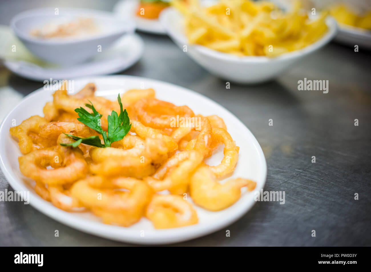 Tintenfische frittiert im tiefen Öl Korianderblatt serviert. Stockfoto