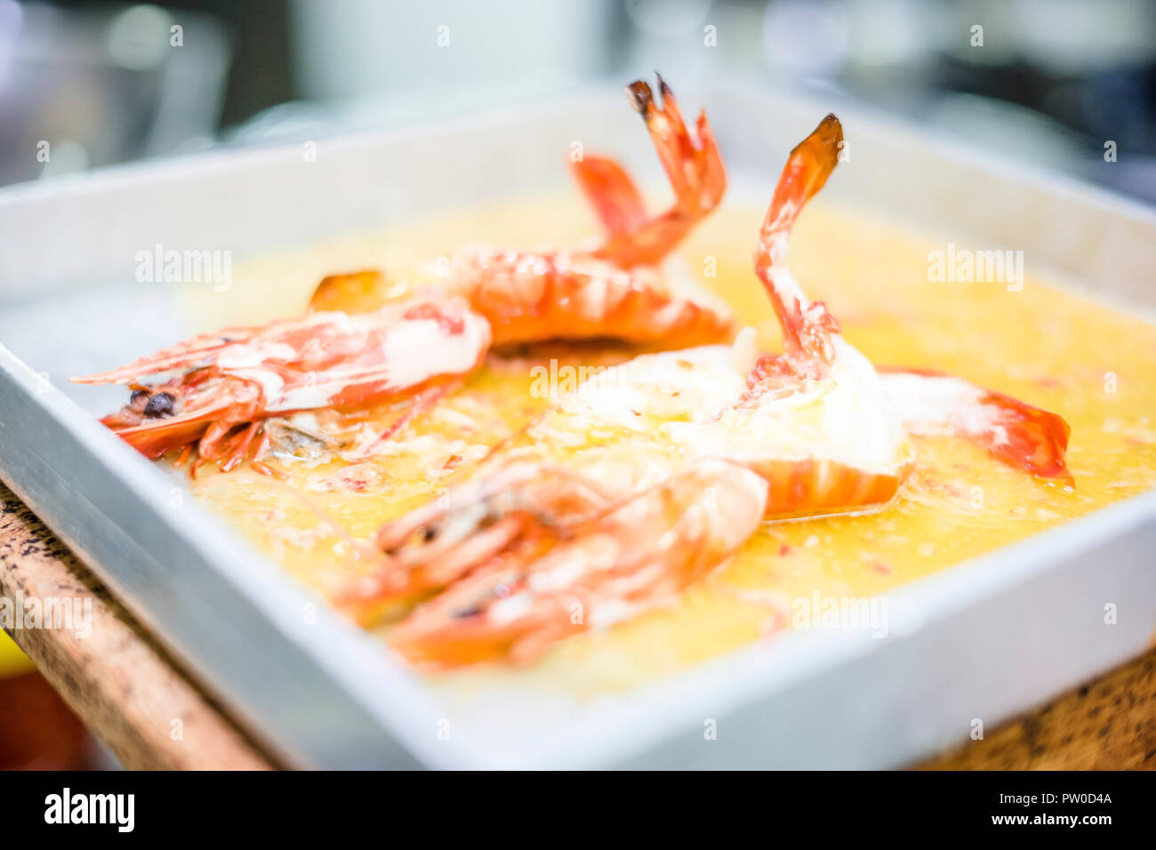 Gebackene Tiger Shrimps in einer Butter Soße auf Ofen - pan Stockfoto