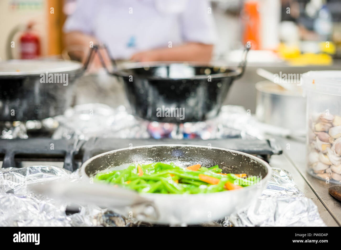 Grüne Bohnen und Möhren zusammen gebraten auf Silber Pan im Restaurant Stockfoto