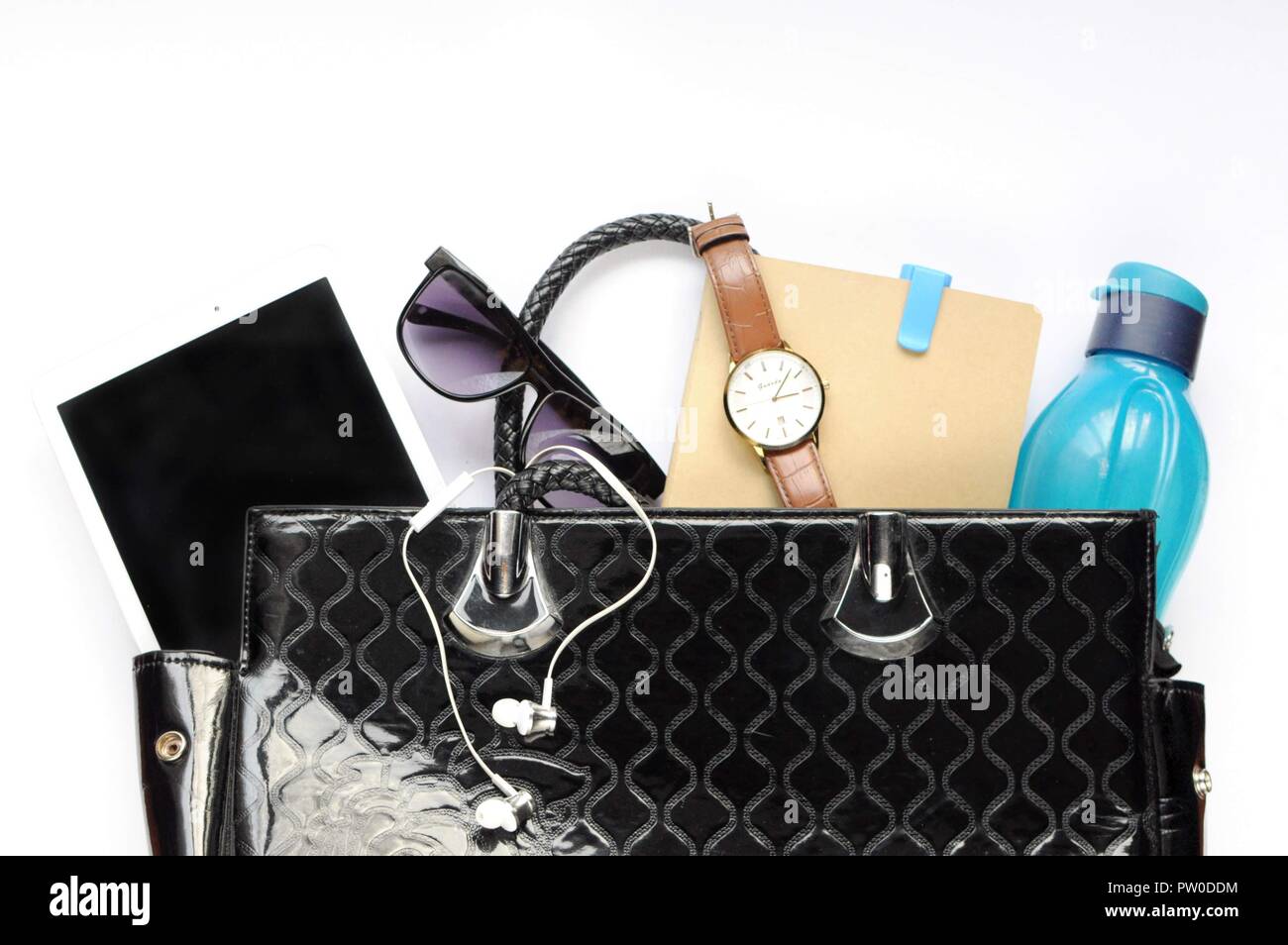 Studie Material. Bildung Hintergrund. Schreibwaren. Aspekte der Bildung. Gläser, Marker, Armbanduhr, Kopfhörer, Tablet, Flasche und Notebook innerhalb der Stockfoto