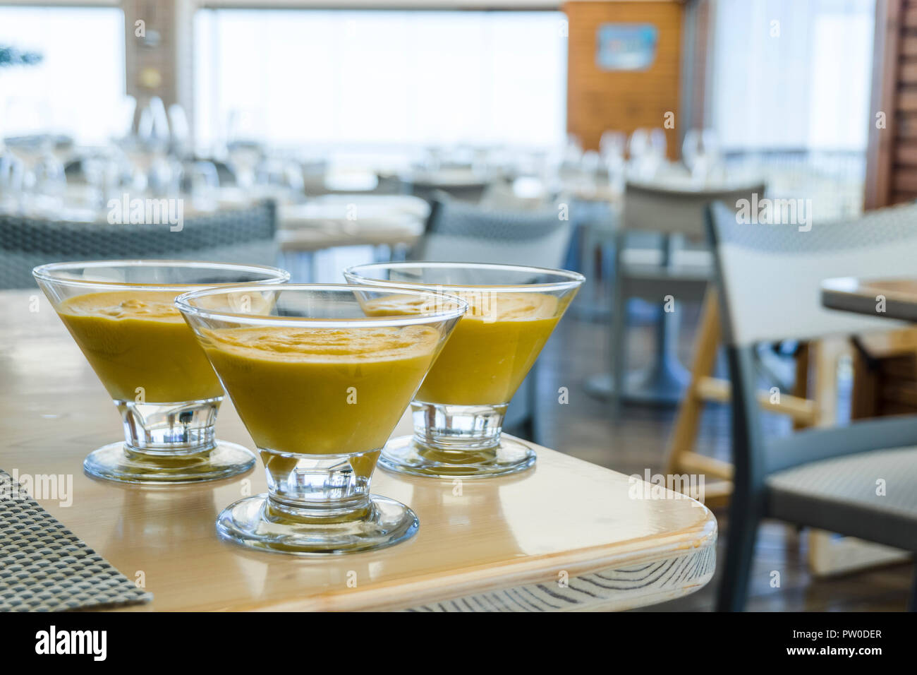 Drei mango Mousse in Glasschalen im Restaurant Stockfoto