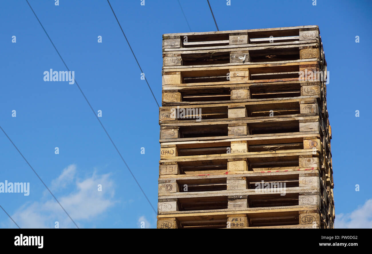 Holz- Transport von Paletten Europalette stapeln. Stockfoto
