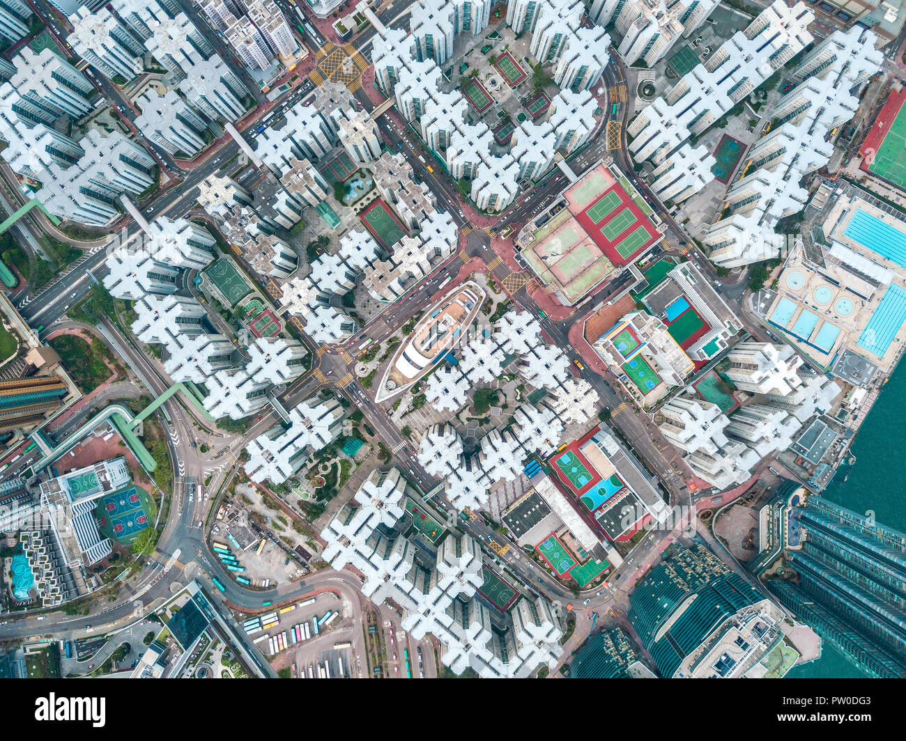 Ansicht von oben Luftbild von Flying drone eines HongKong Global City mit Entwicklung Gebäude, Transport, Energie und Infrastruktur. Finanzielle ein Stockfoto