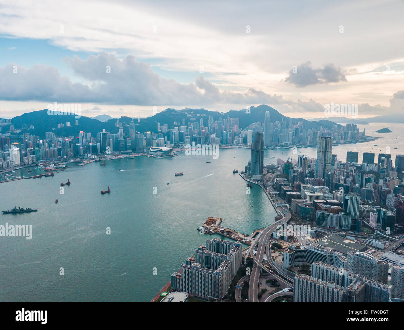 Ansicht von oben Luftbild von Flying drone eines HongKong Global City mit Entwicklung Gebäude, Transport, Energie und Infrastruktur. Finanzielle ein Stockfoto