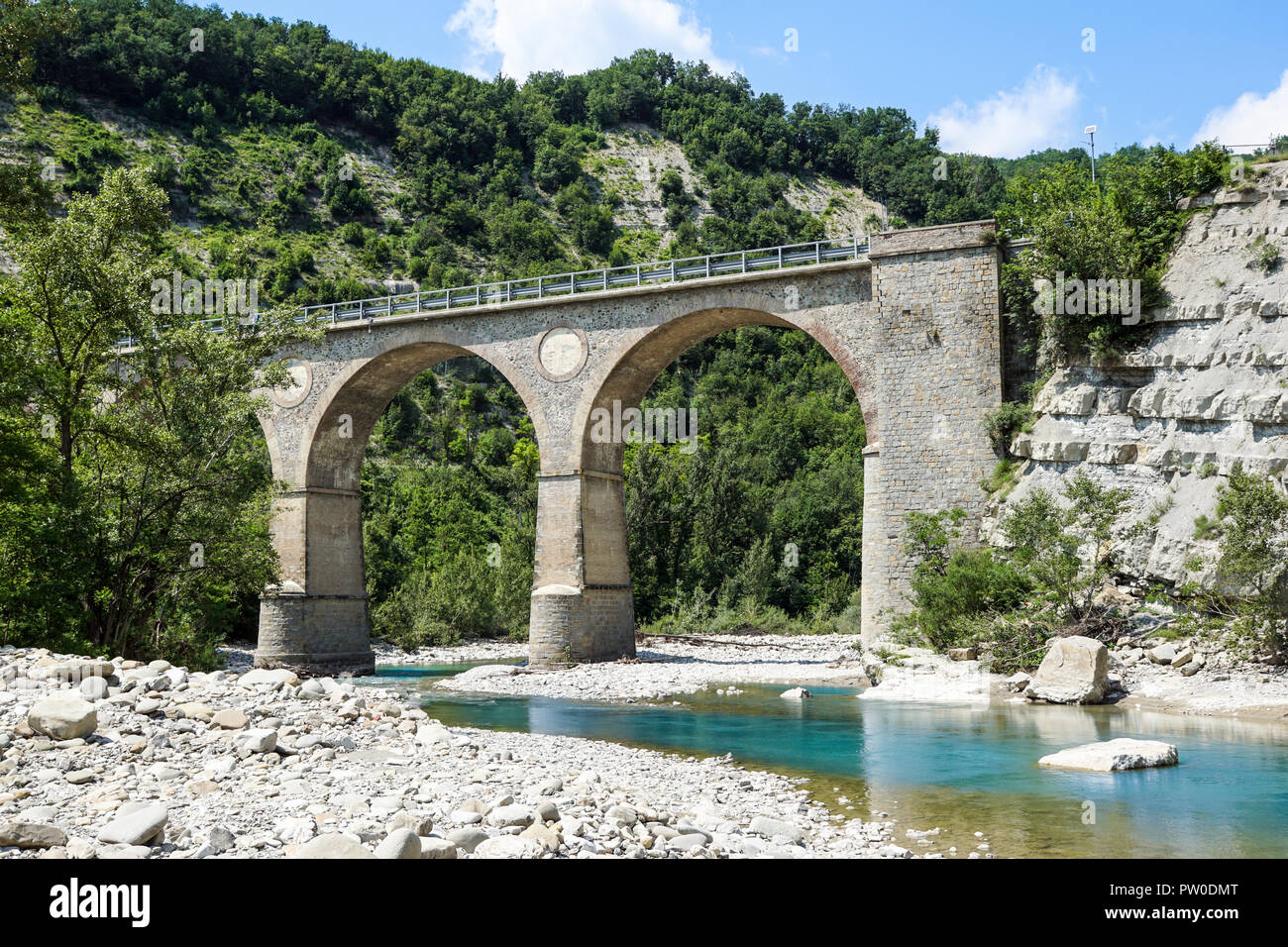 Alte historische Steinbrücke über den Fluss in den Bergen Stockfoto