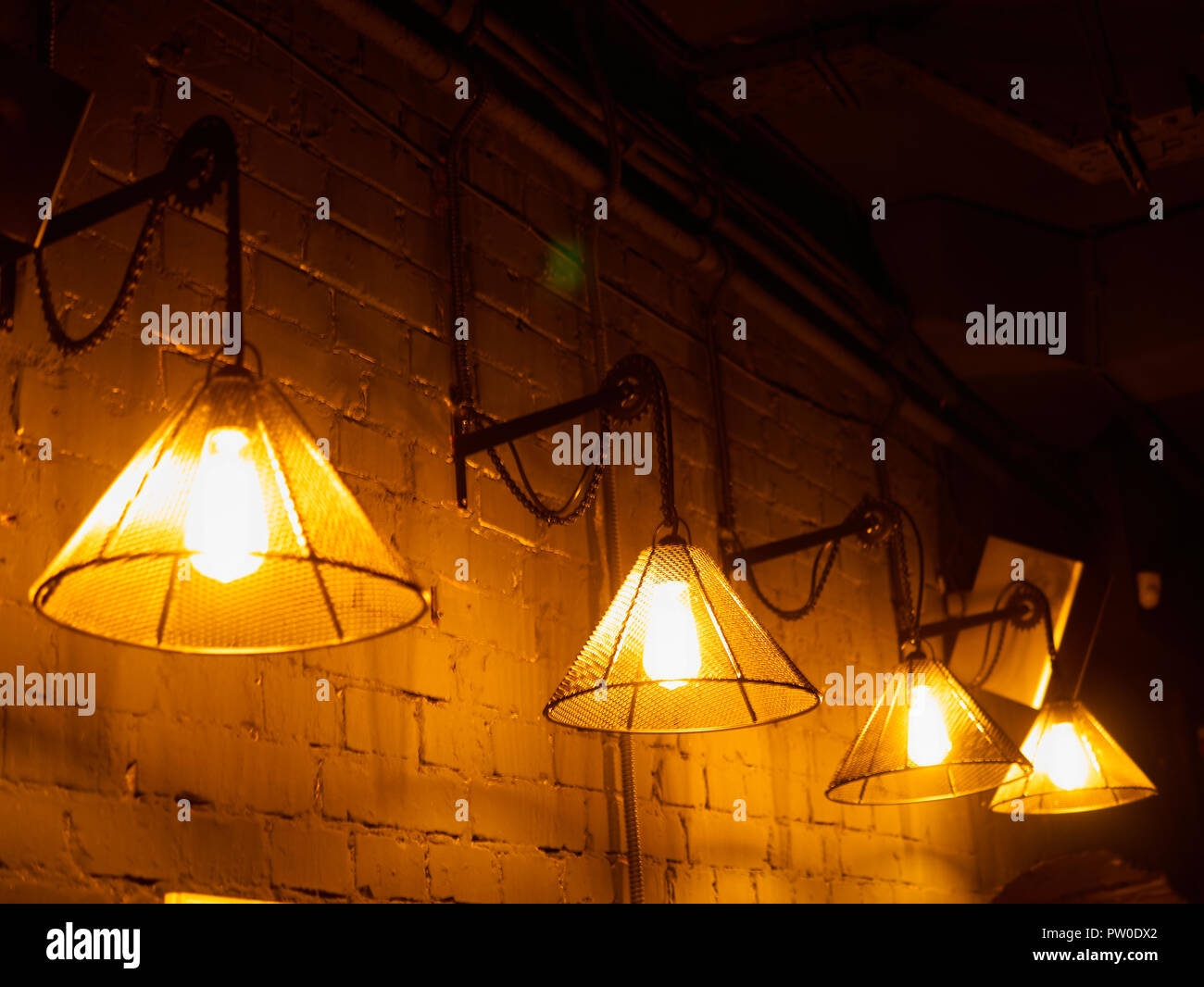 Vintage Beleuchtung Lampe hängen vor Zement Ziegel Wand bei Loft  Stockfotografie - Alamy
