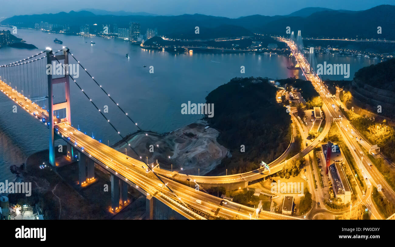 Tsing Ma Brücke bei Sonnenuntergang in Hongkong. Drone Schießen Stockfoto