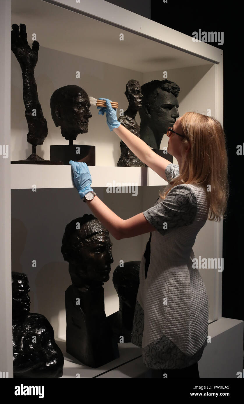 Die Arbeit von Elisabeth Frink auf Anzeige an der Elisabeth Frink Menschen und andere Tiere Ausstellung Vorschau am Sainsbury Zentrum für Bildende Kunst in Norwich, Norfolk. PRESS ASSOCIATION Foto. Bild Datum: Donnerstag, den 11. Oktober 2018. Die Ausstellung wird neue Perspektiven eröffnen und Ihre radikalen und böhmische Anfänge in den 50er Jahren in London, eine der wichtigsten britischen Bildhauer des 20. Jahrhunderts Aufarbeitung. Photo Credit: Chris Radburn/PA-Kabel Stockfoto