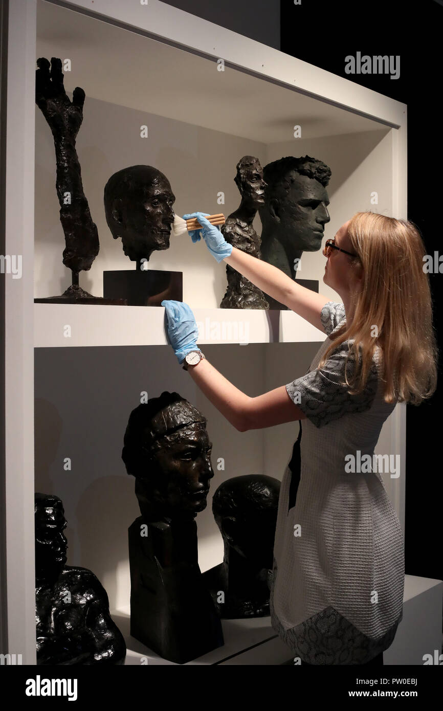 Die Arbeit von Elisabeth Frink auf Anzeige an der Elisabeth Frink Menschen und andere Tiere Ausstellung Vorschau am Sainsbury Zentrum für Bildende Kunst in Norwich, Norfolk. PRESS ASSOCIATION Foto. Bild Datum: Donnerstag, den 11. Oktober 2018. Die Ausstellung wird neue Perspektiven eröffnen und Ihre radikalen und böhmische Anfänge in den 50er Jahren in London, eine der wichtigsten britischen Bildhauer des 20. Jahrhunderts Aufarbeitung. Photo Credit: Chris Radburn/PA-Kabel Stockfoto
