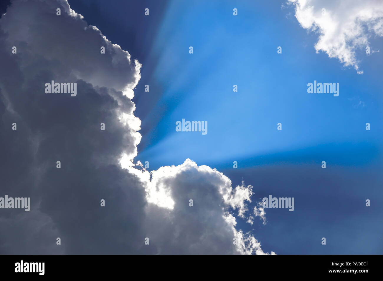 Blauer Himmel mit Wolken Hintergrund. Sonnenstrahlen Stockfoto