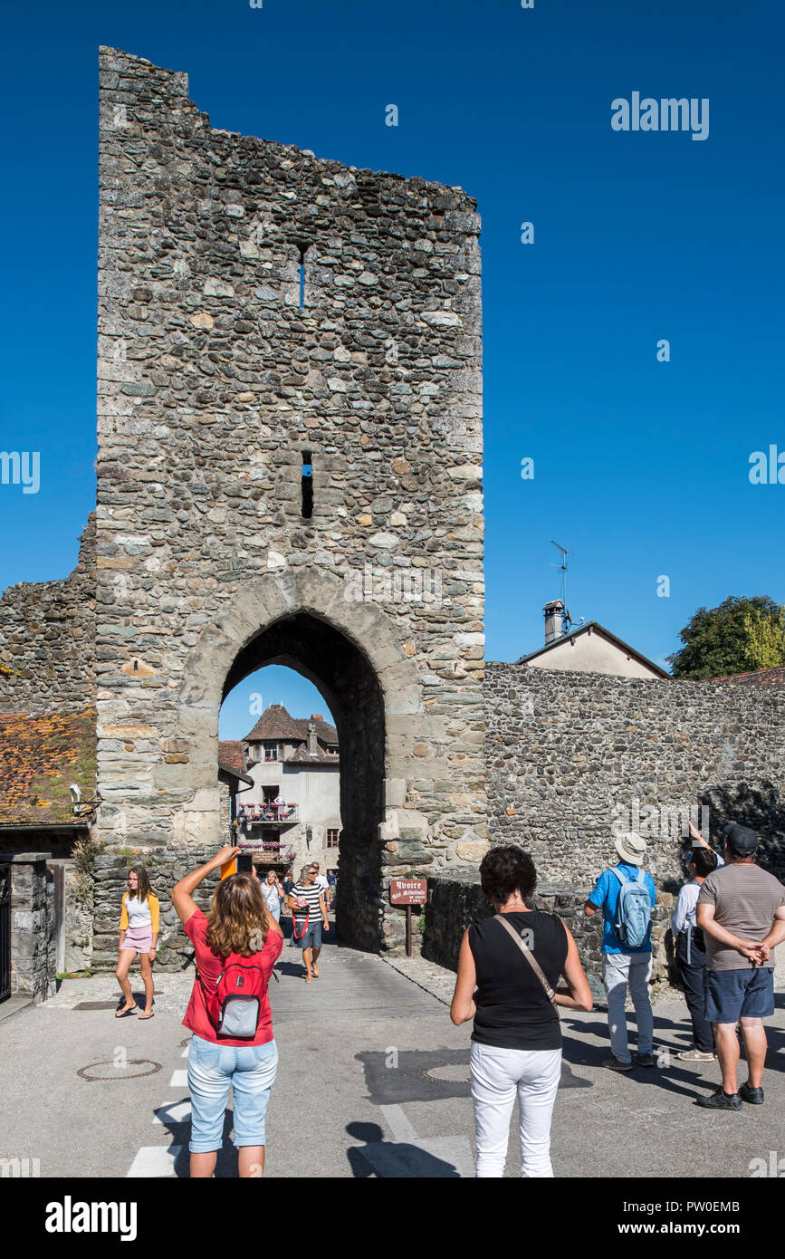 Porte de Genève/Porte de Nernier, befestigte Stadt Tor im mittelalterlichen Dorf Yvoire, Haute-Savoie, Auvergne-Rh ône-Alpes, Frankreich Stockfoto