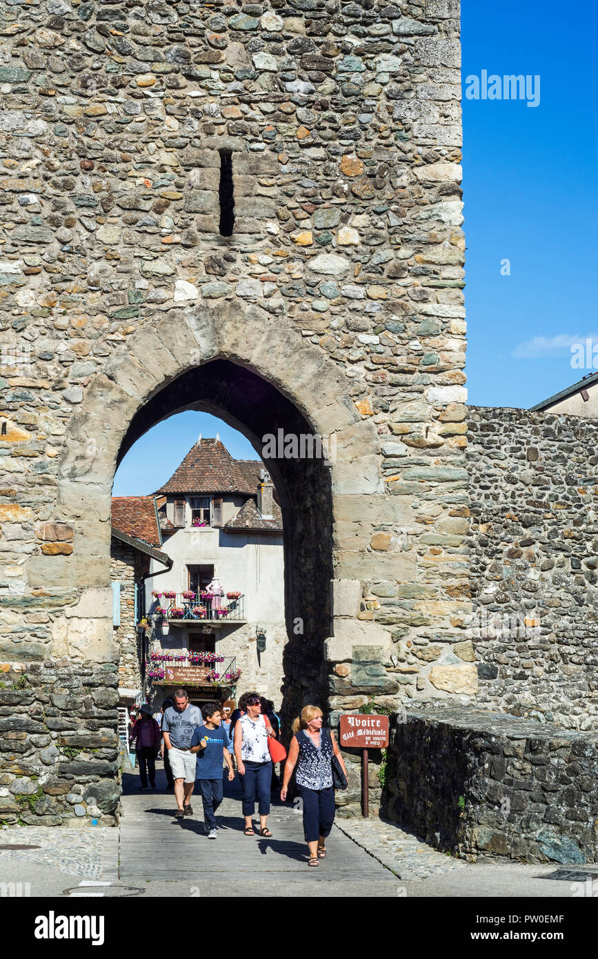 Porte de Genève/Porte de Nernier, befestigte Stadt Tor im mittelalterlichen Dorf Yvoire, Haute-Savoie, Auvergne-Rh ône-Alpes, Frankreich Stockfoto