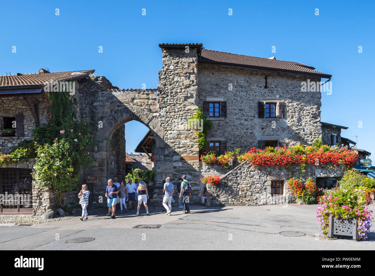 Porte de Thonon/Porte de Rovorée, Stadttor der mittelalterlichen Dorf Yvoire, Haute-Savoie, Auvergne-Rh ône-Alpes, Frankreich Stockfoto