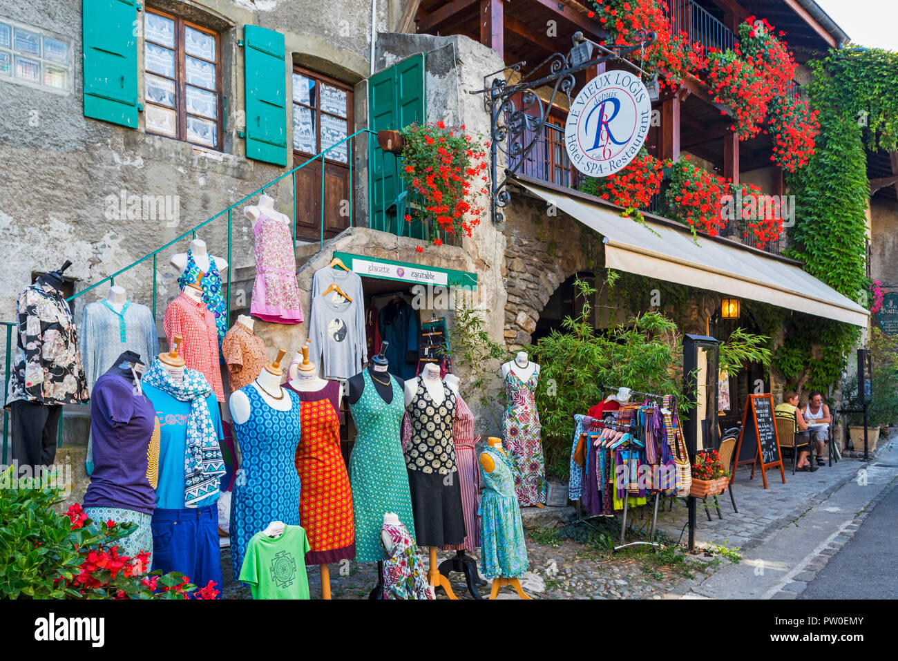 Kleidung Shop und Hotel - Restaurant im mittelalterlichen Dorf Yvoire, Haute-Savoie, Auvergne-Rh ône-Alpes, Frankreich Stockfoto