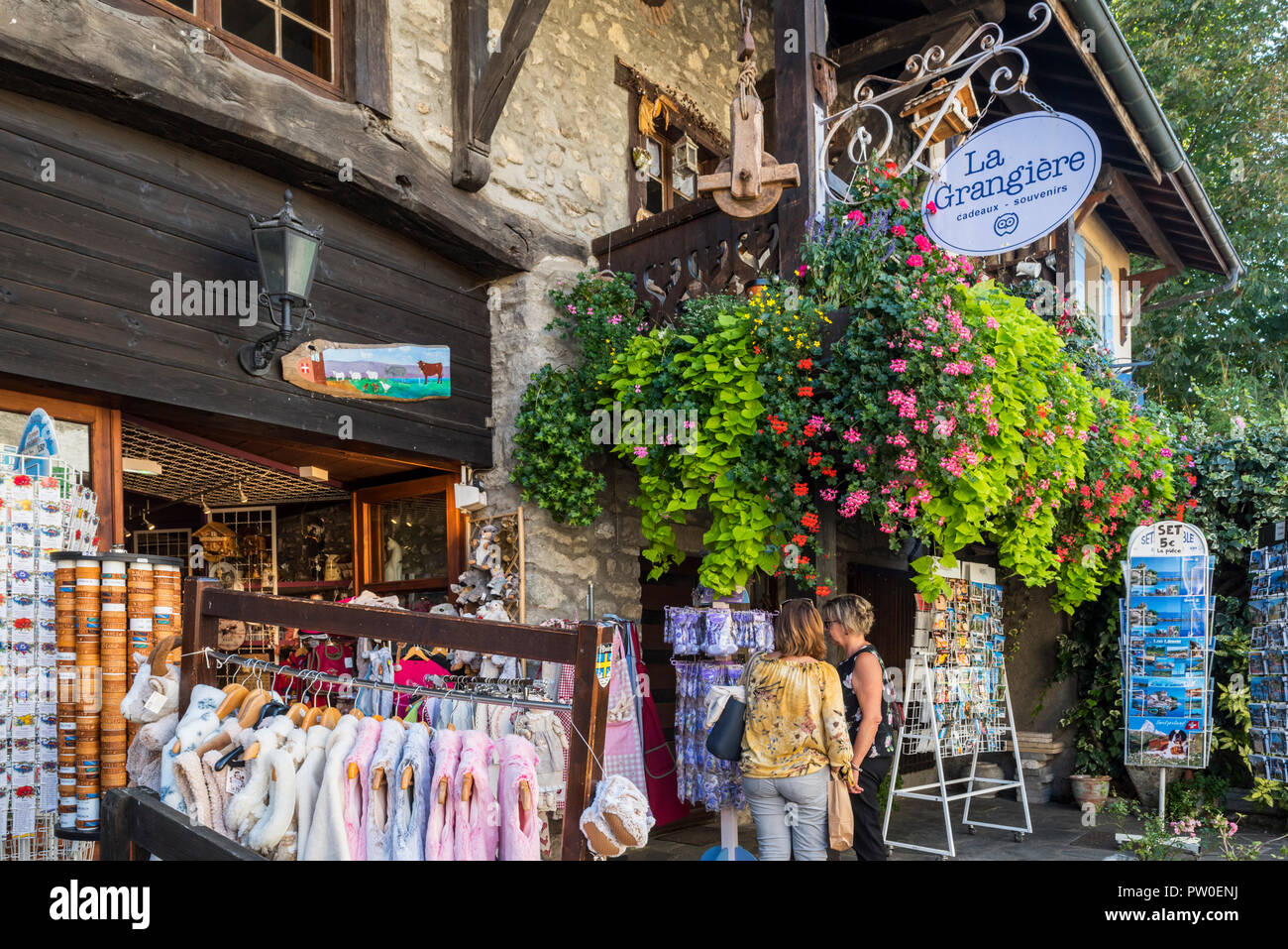 Touristen, Souvenirshop im mittelalterlichen Dorf Yvoire, Haute-Savoie, Auvergne-Rh ône-Alpes, Frankreich Stockfoto