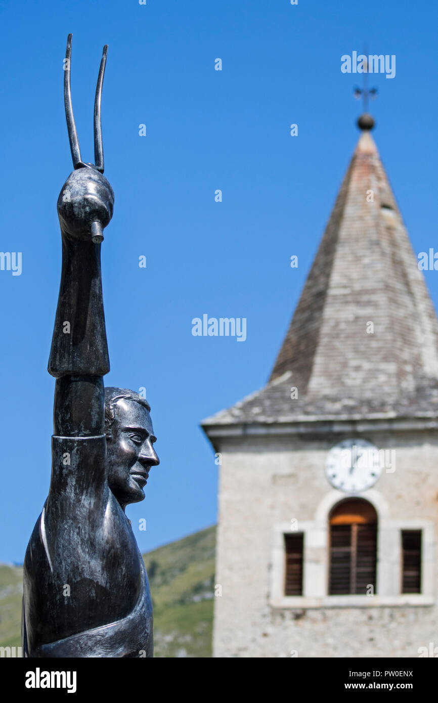 Statue der Französischen Tour de France Radfahrer, Eugène Christophe/Le Vieux Gaulois in Sainte-Marie-de-Campan, Hautes-Pyrénées, Frankreich Stockfoto