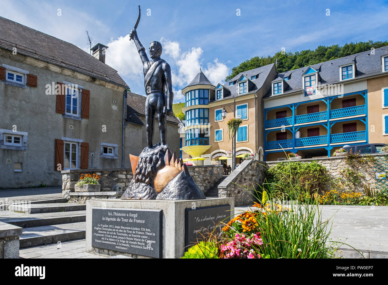 Statue der Französischen Tour de France Radfahrer, Eugène Christophe/Le Vieux Gaulois in Sainte-Marie-de-Campan, Hautes-Pyrénées, Frankreich Stockfoto