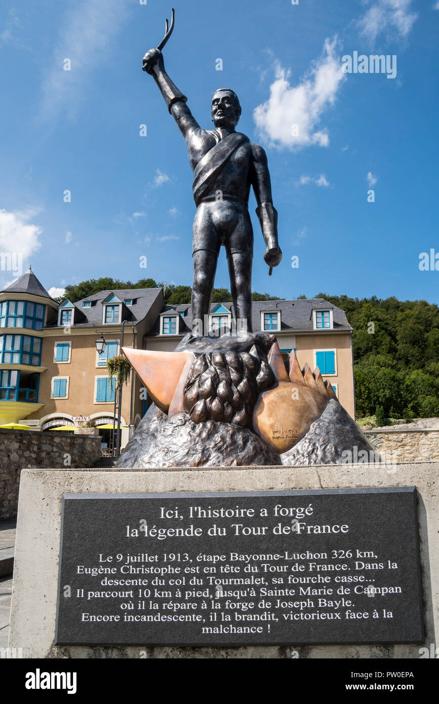 Statue der Französischen Tour de France Radfahrer, Eugène Christophe/Le Vieux Gaulois in Sainte-Marie-de-Campan, Hautes-Pyrénées, Frankreich Stockfoto
