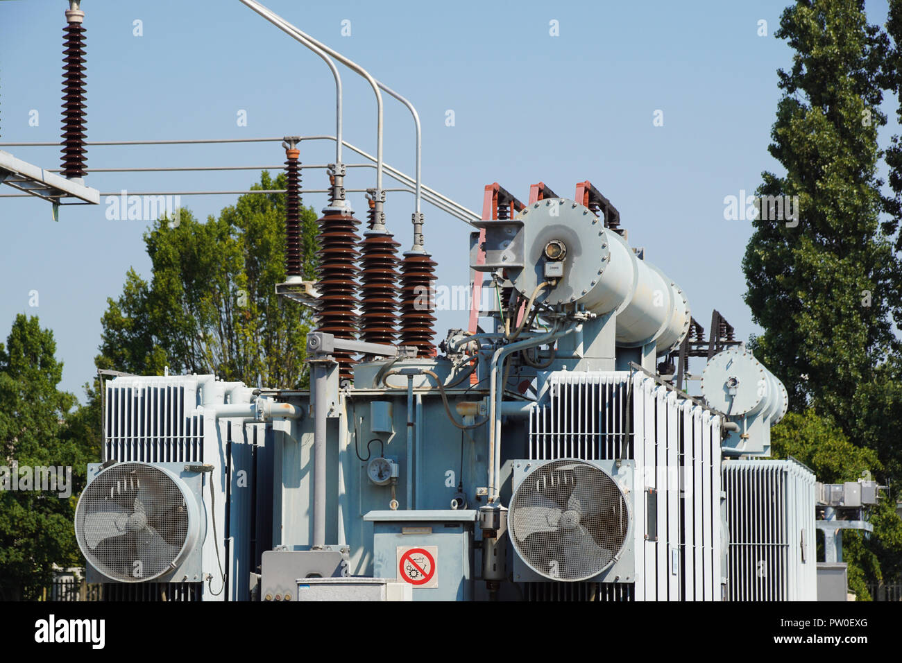 Verteilung der elektrischen Unterstation mit Hochspannungsleitungen und Transformatoren Stockfoto