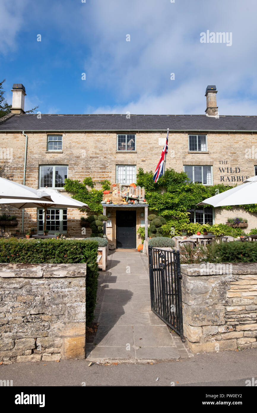 Die wilden Kaninchen Pub in Kingham im Herbst. Kingham, Cotswolds, Oxfordshire, England Stockfoto