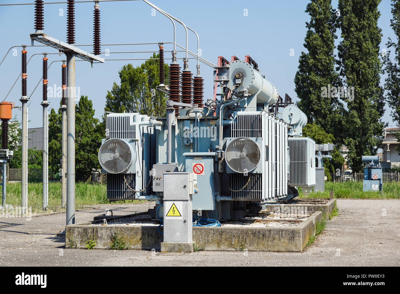 Verteilung der elektrischen Unterstation mit Hochspannungsleitungen und Transformatoren Stockfoto