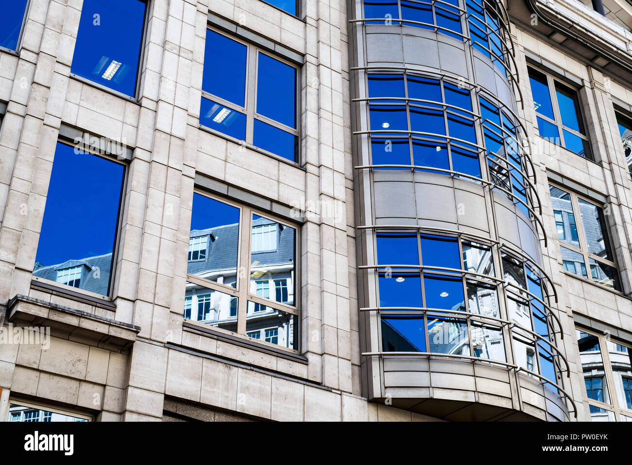 Fenster Reflexionen auf ein Gebäude, abstrakt. Eastcheap Straße. London, England Stockfoto