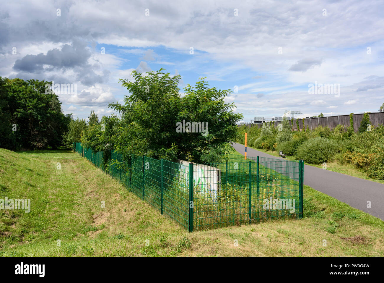 Berlin. Deutschland. Erhaltene Abschnitt der Berliner Mauer in Rudow und Altglienicke, Reste der Hinterlandmauer (innenwand) war die Südlichste sec Stockfoto