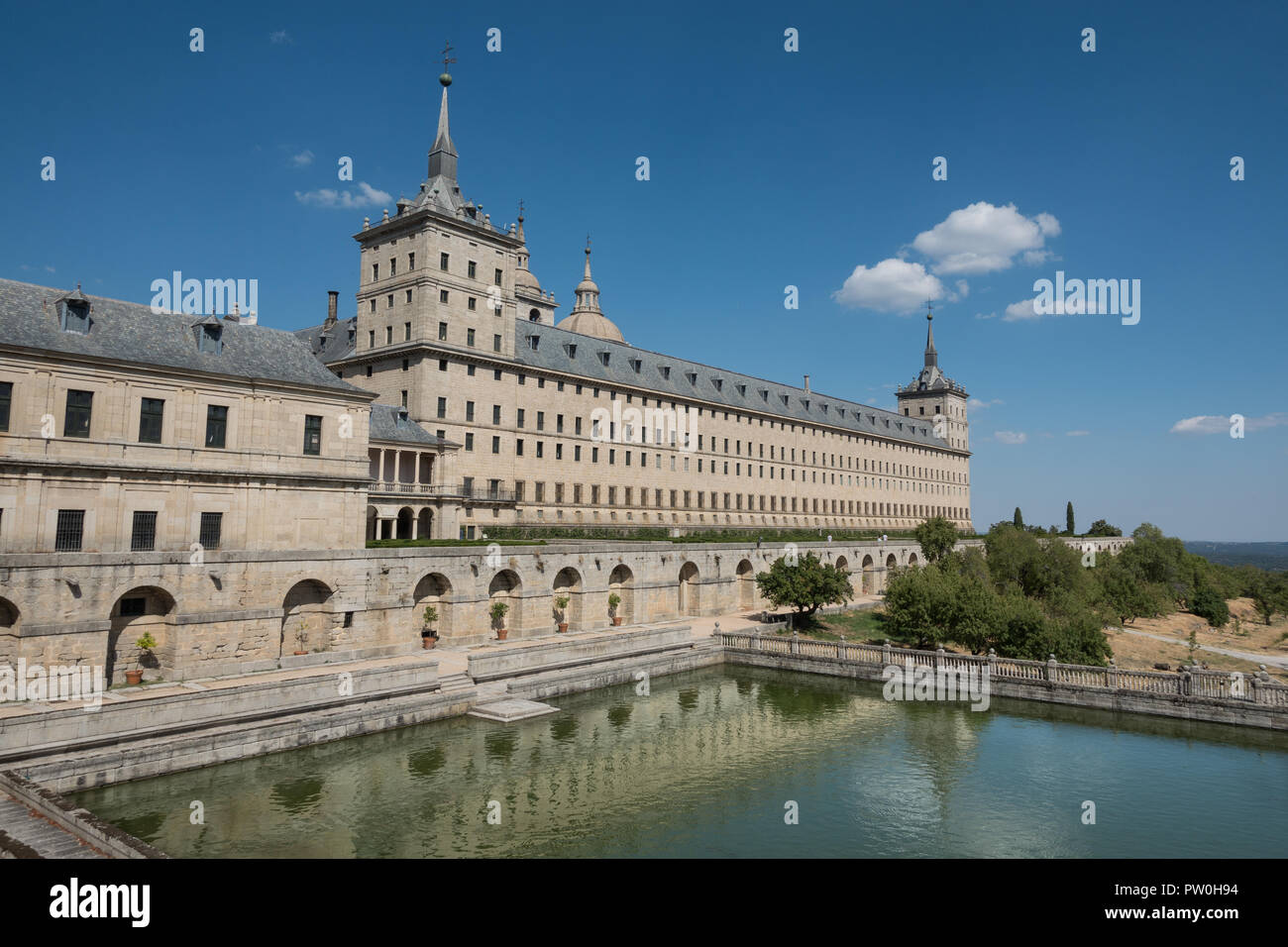 El Escorial, das Kloster im Orchard Garden Pool widerspiegelt. Beliebtes Touristenziel, vor allem Tagesausflug von Madrid. Stockfoto