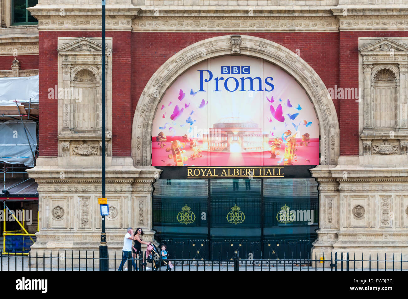Zeichen für die BBC Proms über einen Eingang in der Royal Albert Hall. Stockfoto