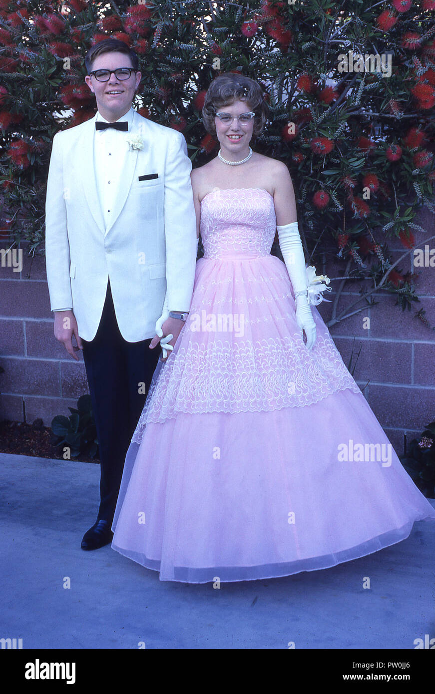1962 Amerika Gehen Zum Abschlussball Ein Junger Mann Mit Einem Weissen Smoking Und Und Eine Junge