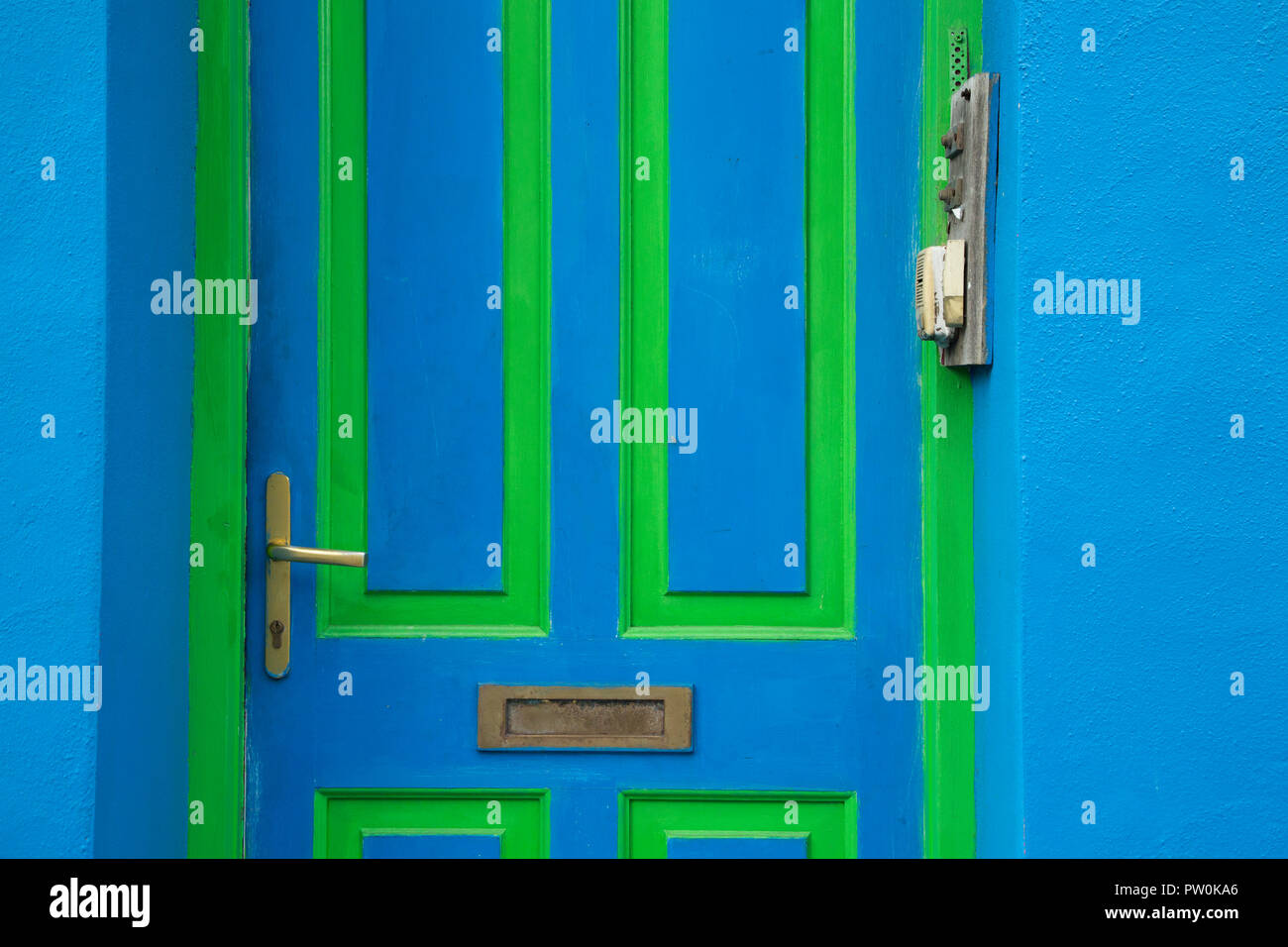 Detail einer blau-grünen Tür in Ballydehob, Irland Stockfoto