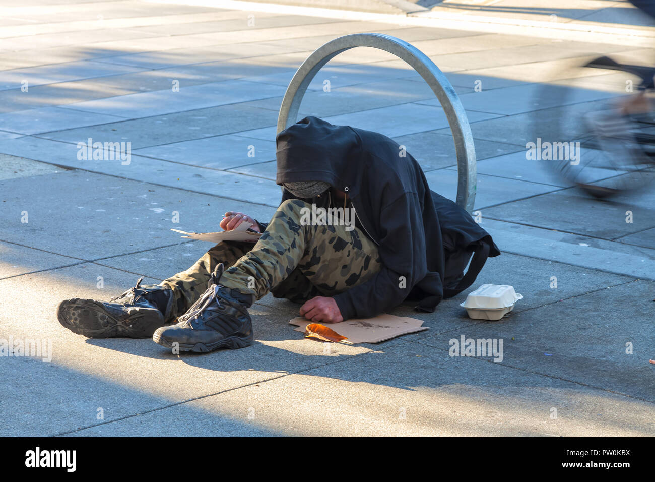 Obdachlosen schlafen auf dem Gehsteig am Pier 39, San Francisco, Kalifornien, USA. Stockfoto