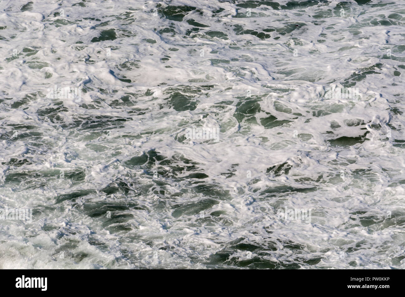 High-Angle-Aufnahme von rauschendem Meer / Wellen brechen und zerstreuen. Stockfoto