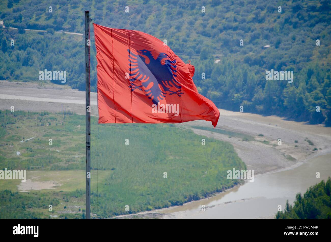 Die rote 2 köpfige Adler Flagge Albanien fliegt ober Berat