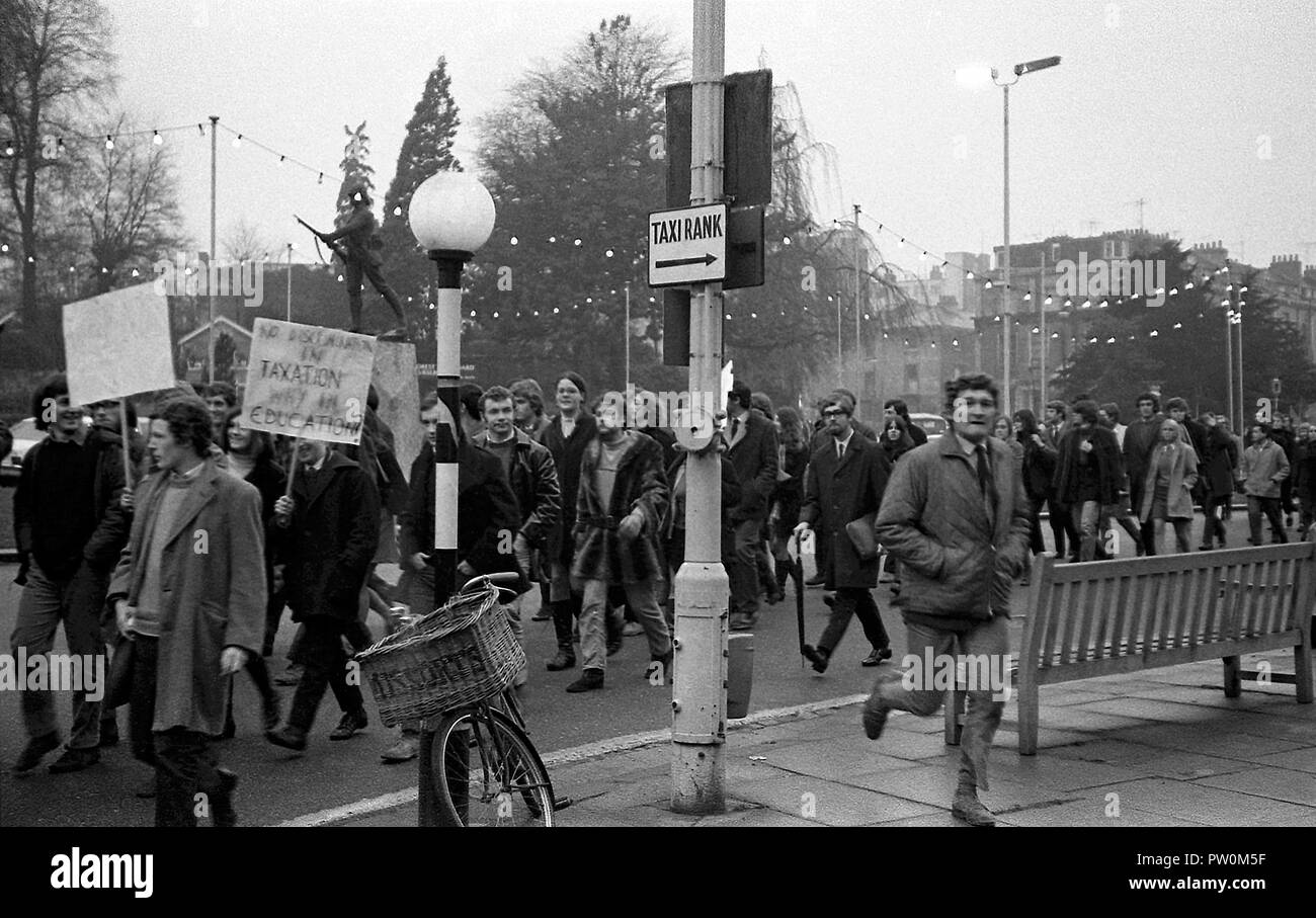 Studenten März auf Bristol University Senat Haus Verwaltungsgebäude am Anfang einer Protest Sit-in, das begann am 5. Dezember 1968 und dauerte 11 Tage. Die Studenten waren, die sich für eine größere der Universität sagen. Sie wollten auch Union Studenten der Universität bis zu Studenten aus anderen Bildungseinrichtungen in der Stadt geöffnet werden. Stockfoto