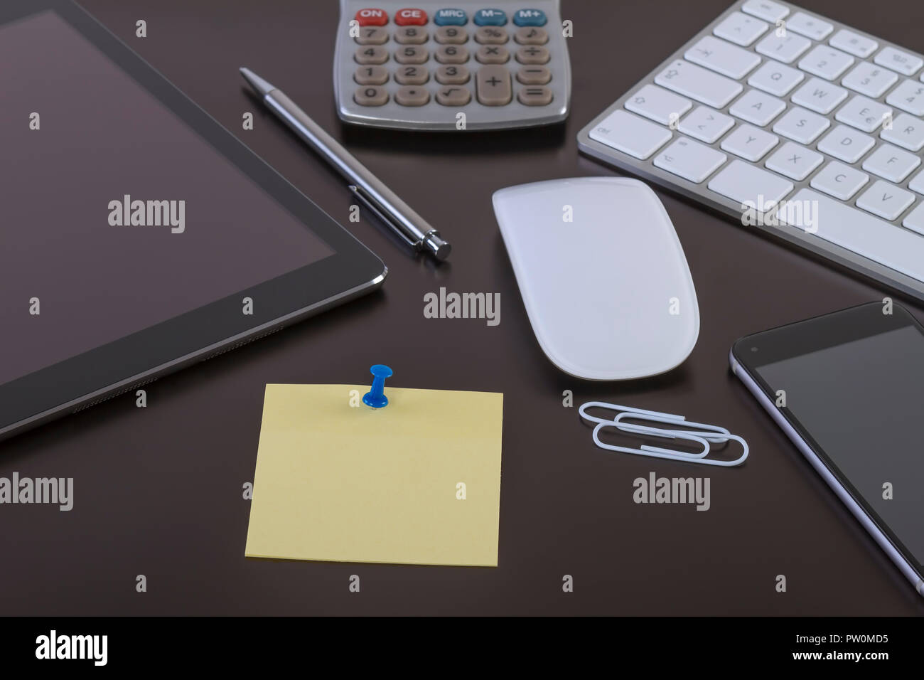 Schreibtisch mit digitalen Tablet smartphone Tastatur und Maus. Business Arbeitsbereich Konzept mit leerem Papier für Ihren Text. Stockfoto