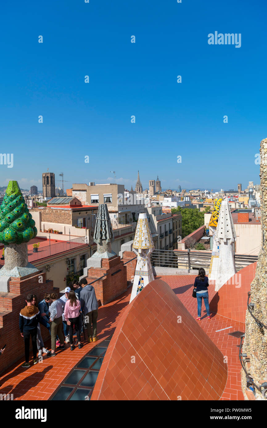 Besucher auf dem Dach von Antoni Gaudi's Palau Güell, El Raval, Barcelona, Spanien Stockfoto